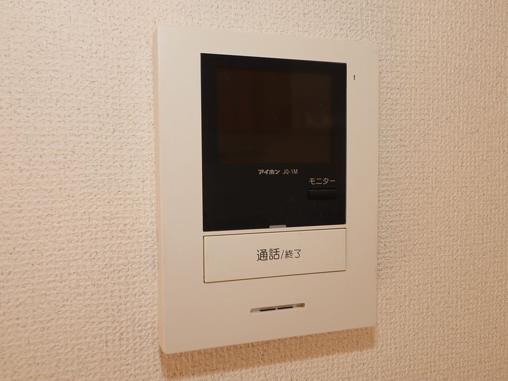 来訪者の対応はTVモニター付インターホンで 来訪者の対応はTVモニター付インターホンで