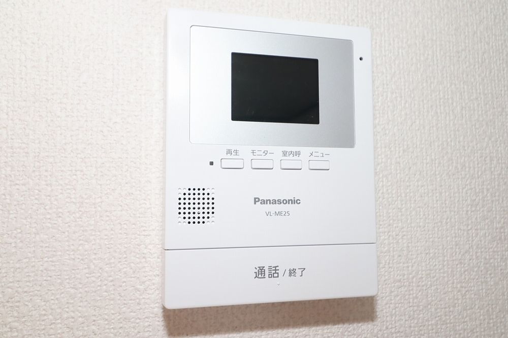 来訪者の対応はTVモニター付インターホンで 来訪者の対応はTVモニター付インターホンで