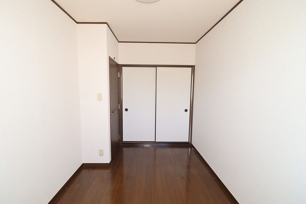 仕切戸を開けて広く利用もおすすめです 仕切戸を開けて広く利用もおすすめです
