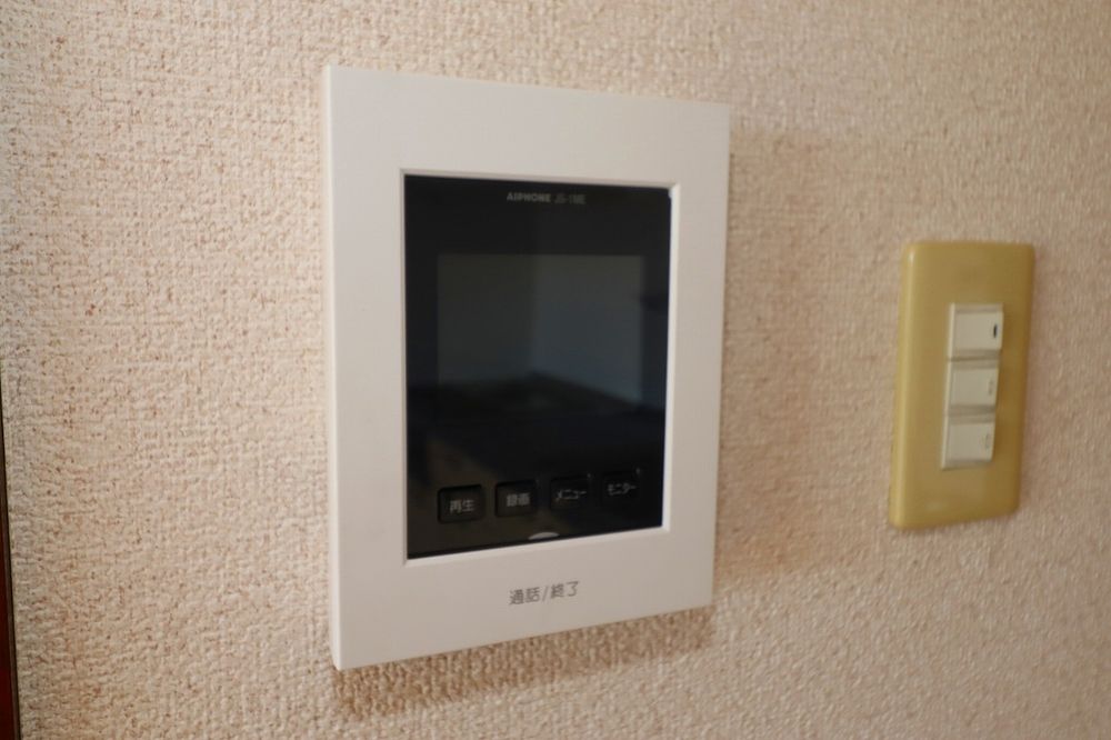 来訪者の対応はTVモニター付インターホンで 来訪者の対応はTVモニター付インターホンで