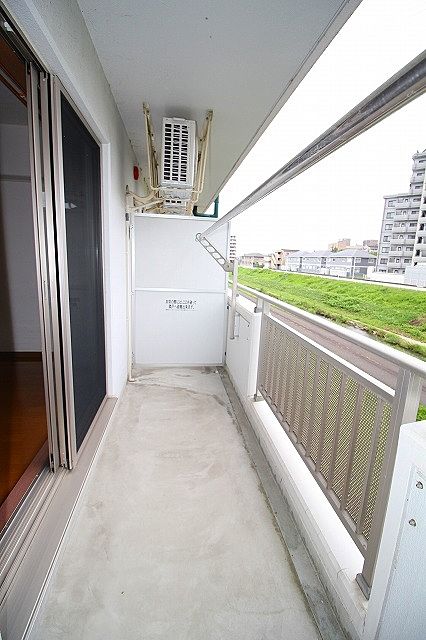 バルコニーは日当たり良好! お洗濯物もぽかぽか♪