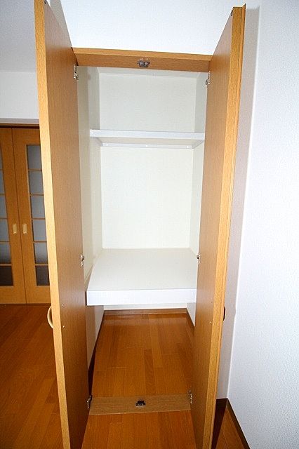 収納は上部棚付き