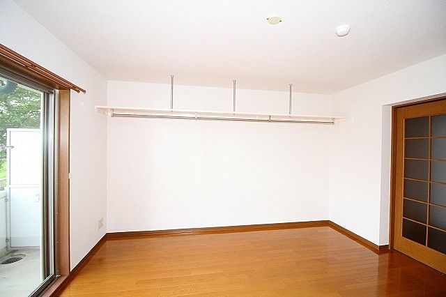 上部吊り棚は、洋服を掛けたり、モノを置いたりと活躍します!