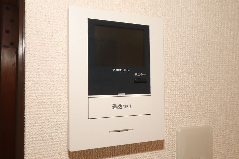来訪者の対応はTVモニター付インターホンで 来訪者の対応はTVモニター付インターホンで