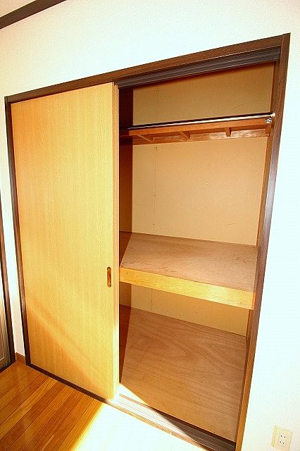 収納はハンガーパイプ付き 収納はハンガーパイプ付き