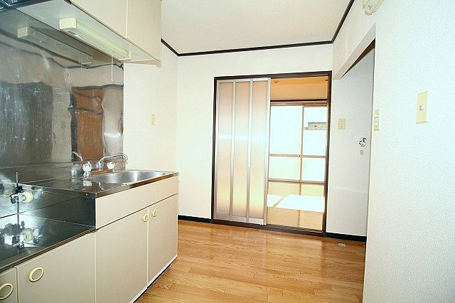キッチン、洋室間 キッチン、洋室間