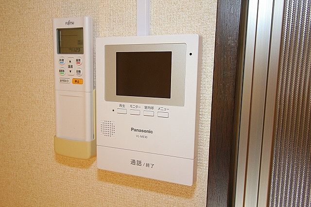 来訪者の対応はTVモニター付インターホンで 来訪者の対応はTVモニター付インターホンで