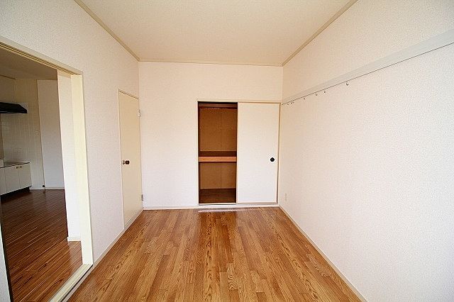 収納は天袋付き