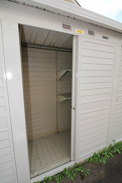 タイヤの収納にも便利な外物置付き