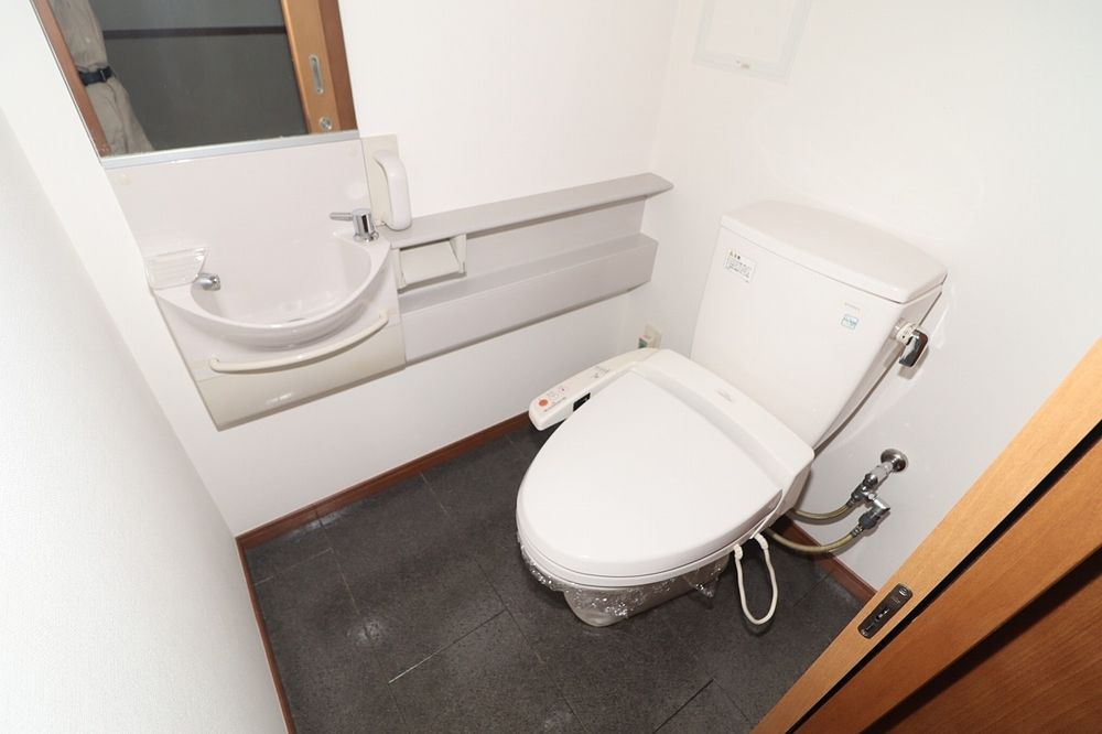 トイレは温水洗浄便座付き 手洗い場独立 トイレは温水洗浄便座付き 手洗い場独立