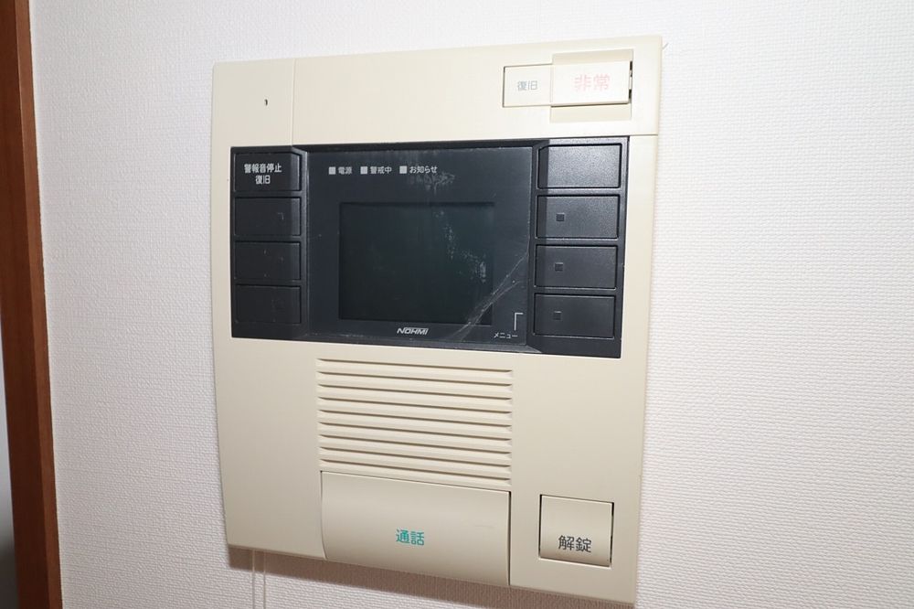 来訪者の対応はTVモニター付インターホンで 来訪者の対応はTVモニター付インターホンで