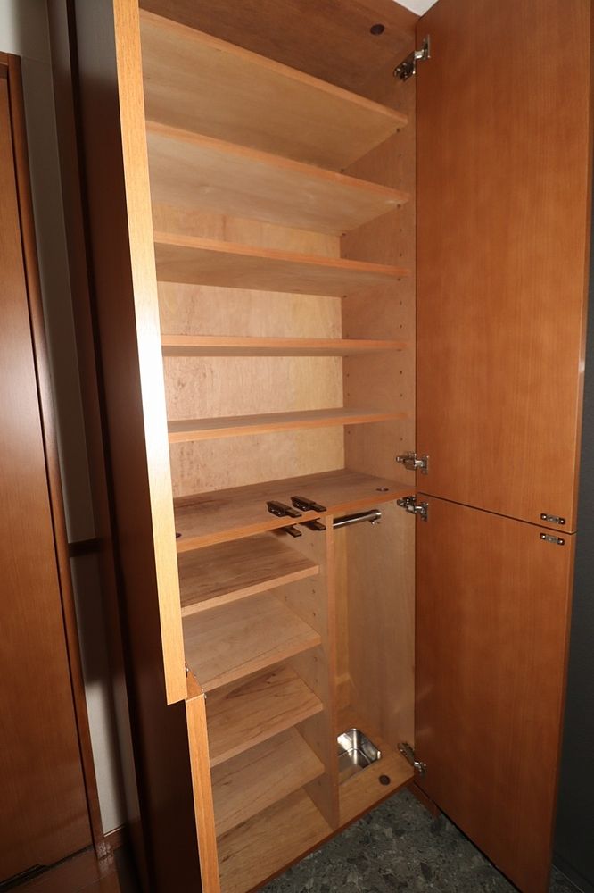 玄関横に下駄箱がついているので、片付いた玄関がキープできます 玄関横に下駄箱がついているので、片付いた玄関がキープできます