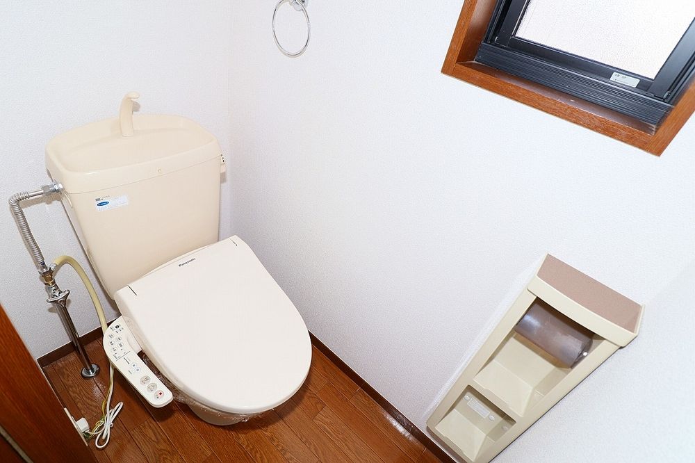 トイレは温水洗浄便座付き　窓もあります