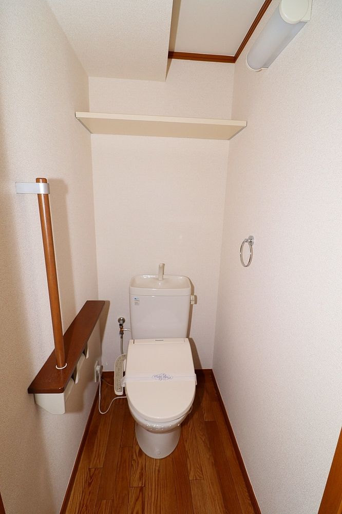 トイレは温水洗浄便座付き　棚も付いています
