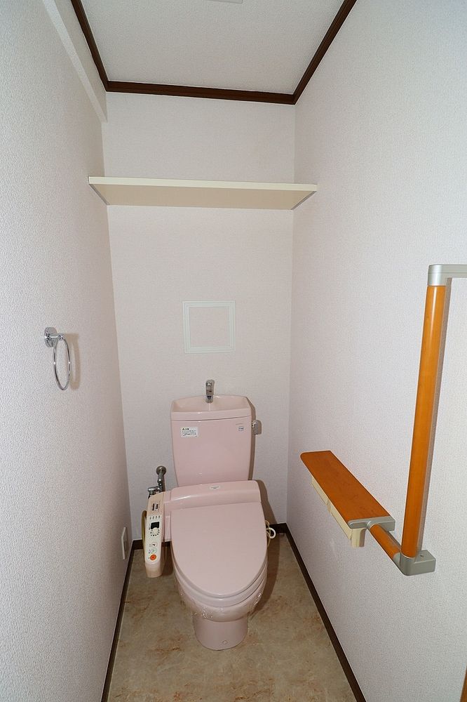 トイレは温水洗浄便座付き　棚も有ります