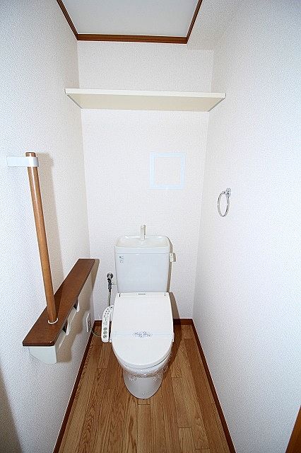 トイレは温水洗浄便座付き　棚も有ります