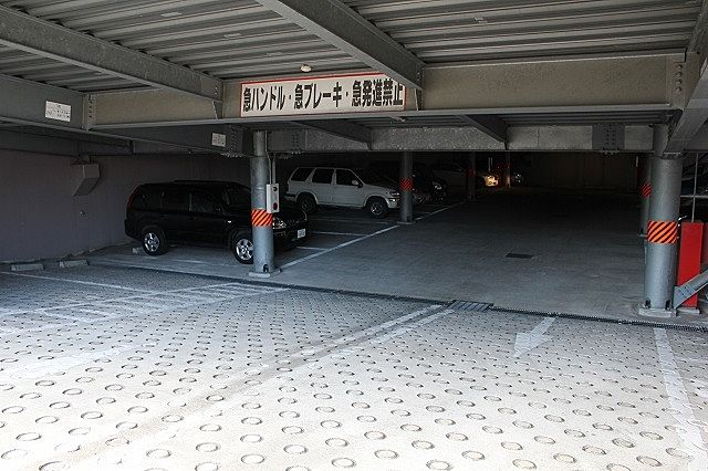 駐車場　チェーンゲート付き、半地下屋根有り