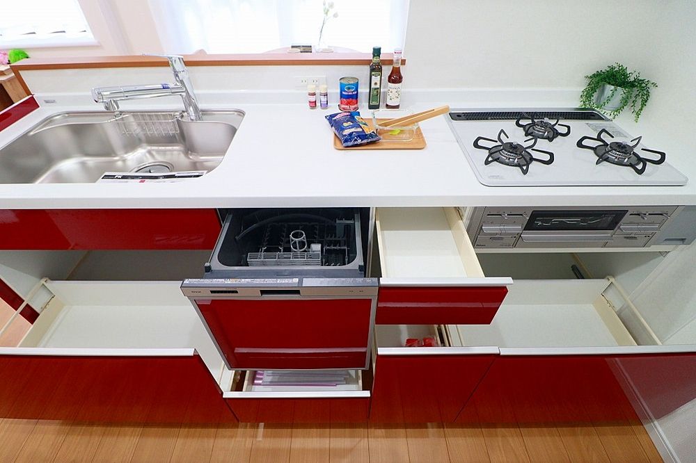 赤が主役のキッチン、食洗機付きで便利