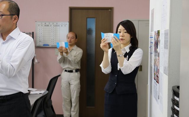 朝礼 顧客貢献を常に意識するため、全員でクレドを確認しております。