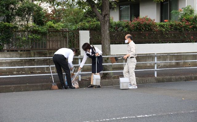 近隣清掃 毎朝、全員で近隣の清掃を行なっております。