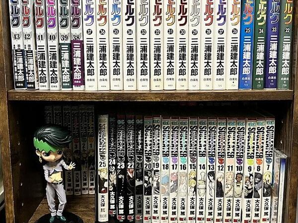 本棚は大好きな漫画達で満杯です