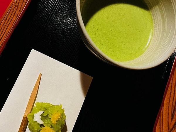日帰りで東京に行った際に食べた練り切りです。